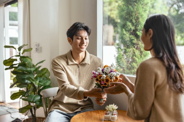 女性に花束を渡す男性