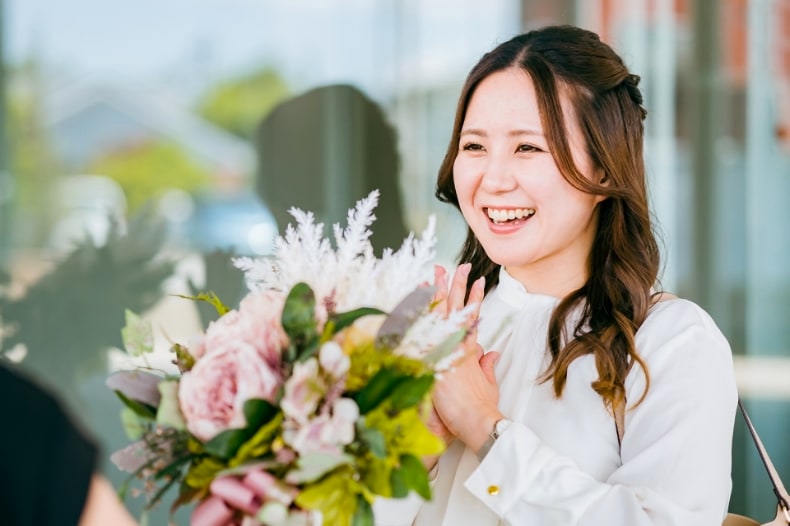 退職を祝われる女性-2